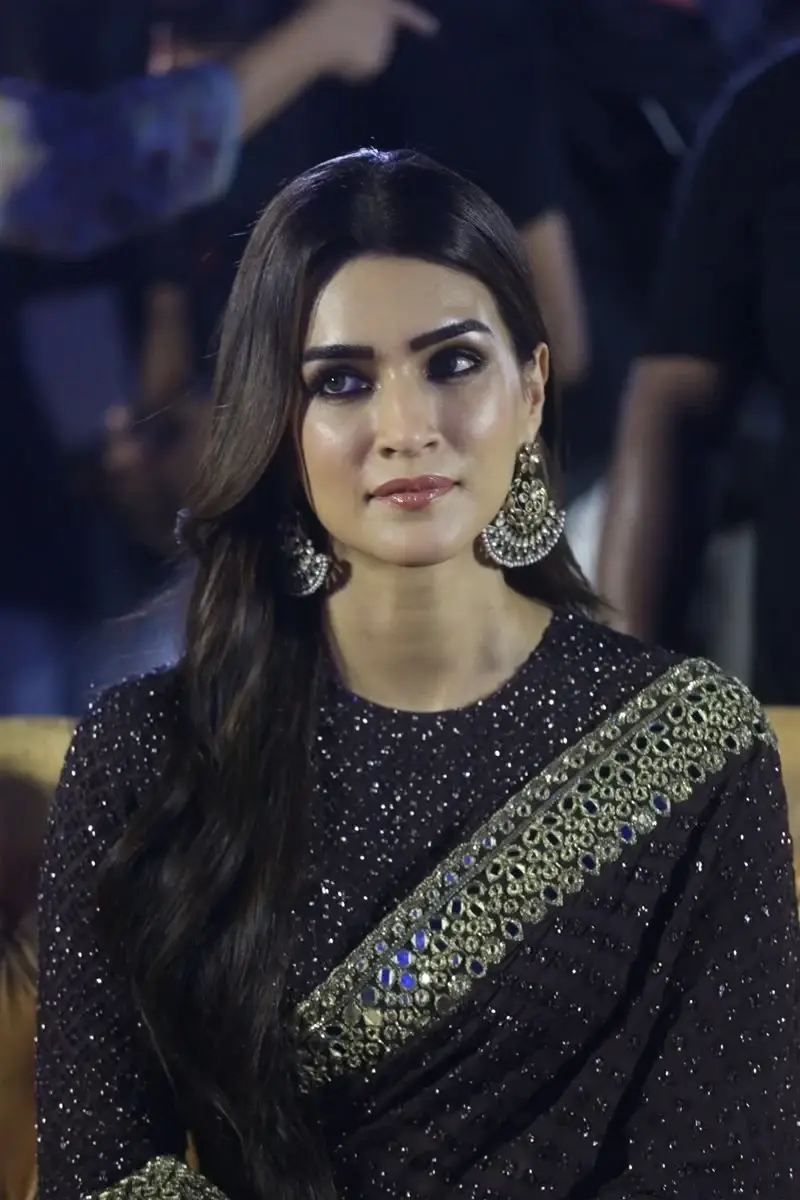 ACTRESS KRITI SANON IN BLACK SAREE AT ADIPURUSH MOVIE PRE RELEASE EVENT 3